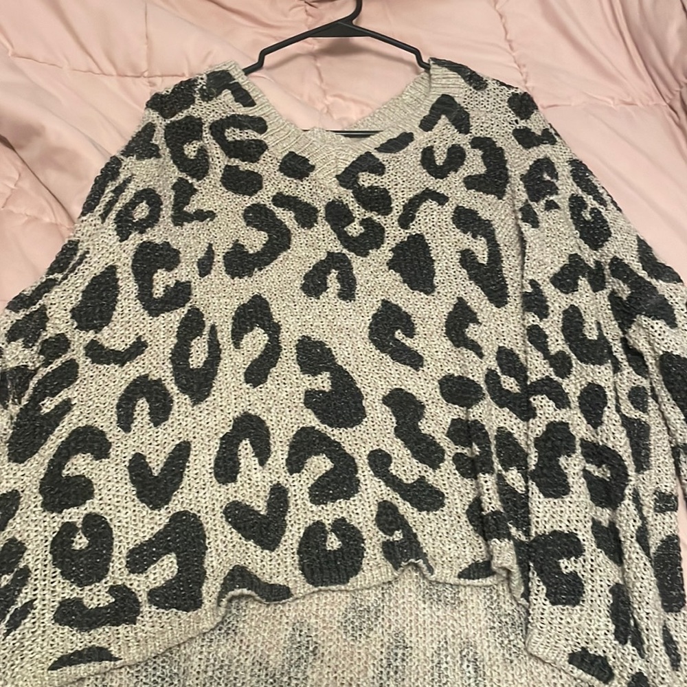 It’s a cheetah print sweater not thick at all. It is a size S/M.